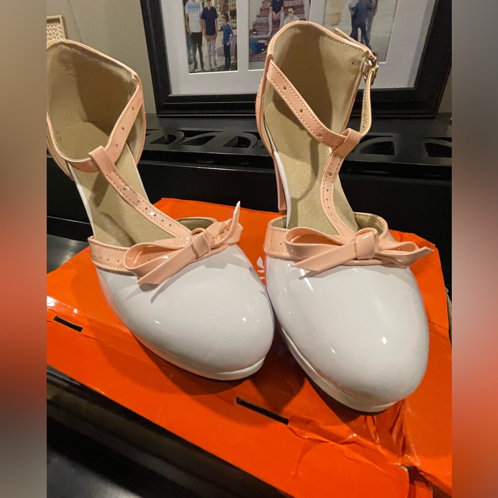 Adorable vintage inspired pumps